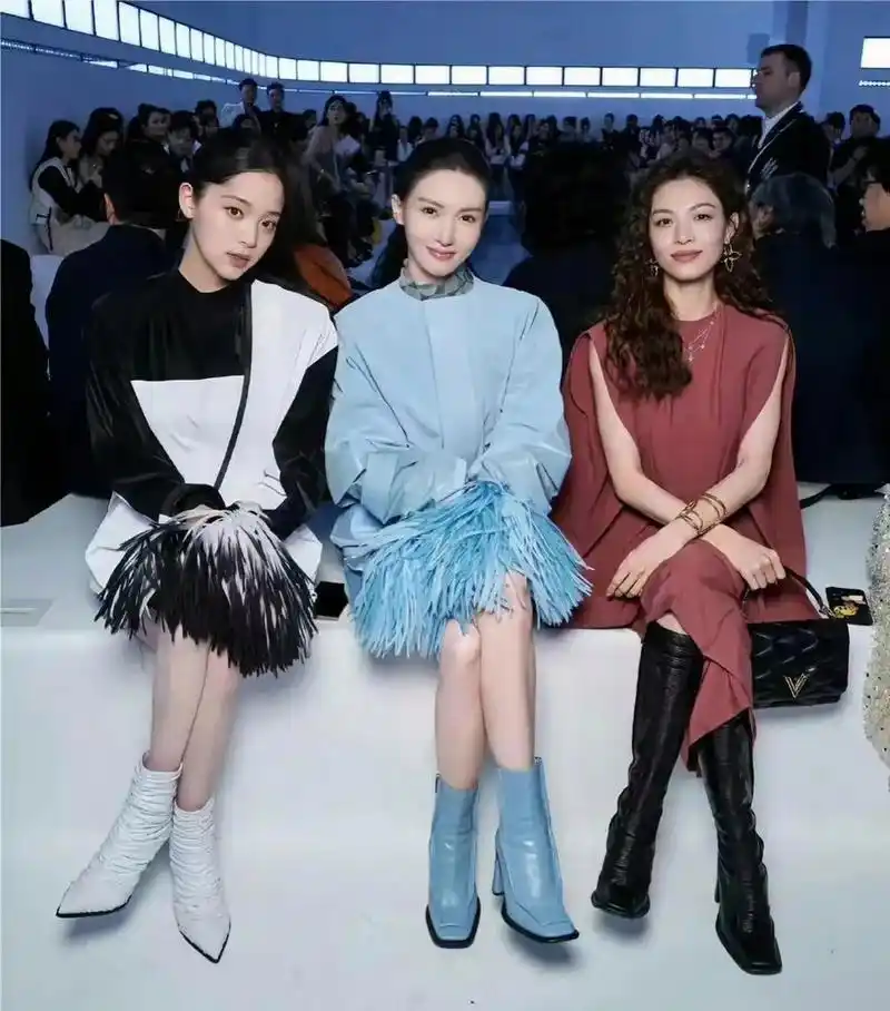 谁说金晨变了,这不合照比钟楚曦还要美几分吗,底子好就是不一样!