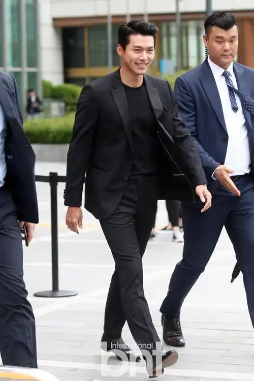 玄彬出席品牌活动简洁西装展现成熟稳重