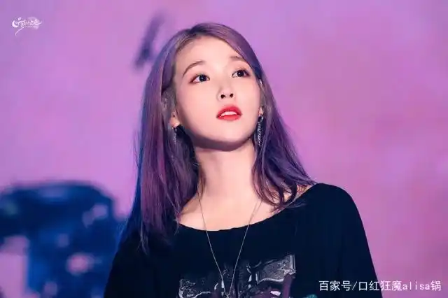 iu亚巡超卖力,紫色头发未免太仙了!秋冬发色就该这么选