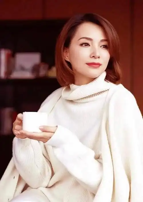 在这片璀璨的星光下,我们将一起探索董卿的穿搭魔法,以及她如何将中国