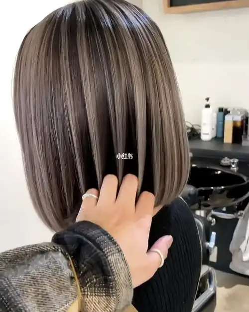 今年最流行的短发漂染秋冬显白发色