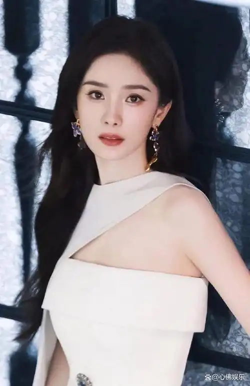 在娱乐圈中,有一群女明星以白皙的皮肤而备受瞩目,被誉为"白到发光"的