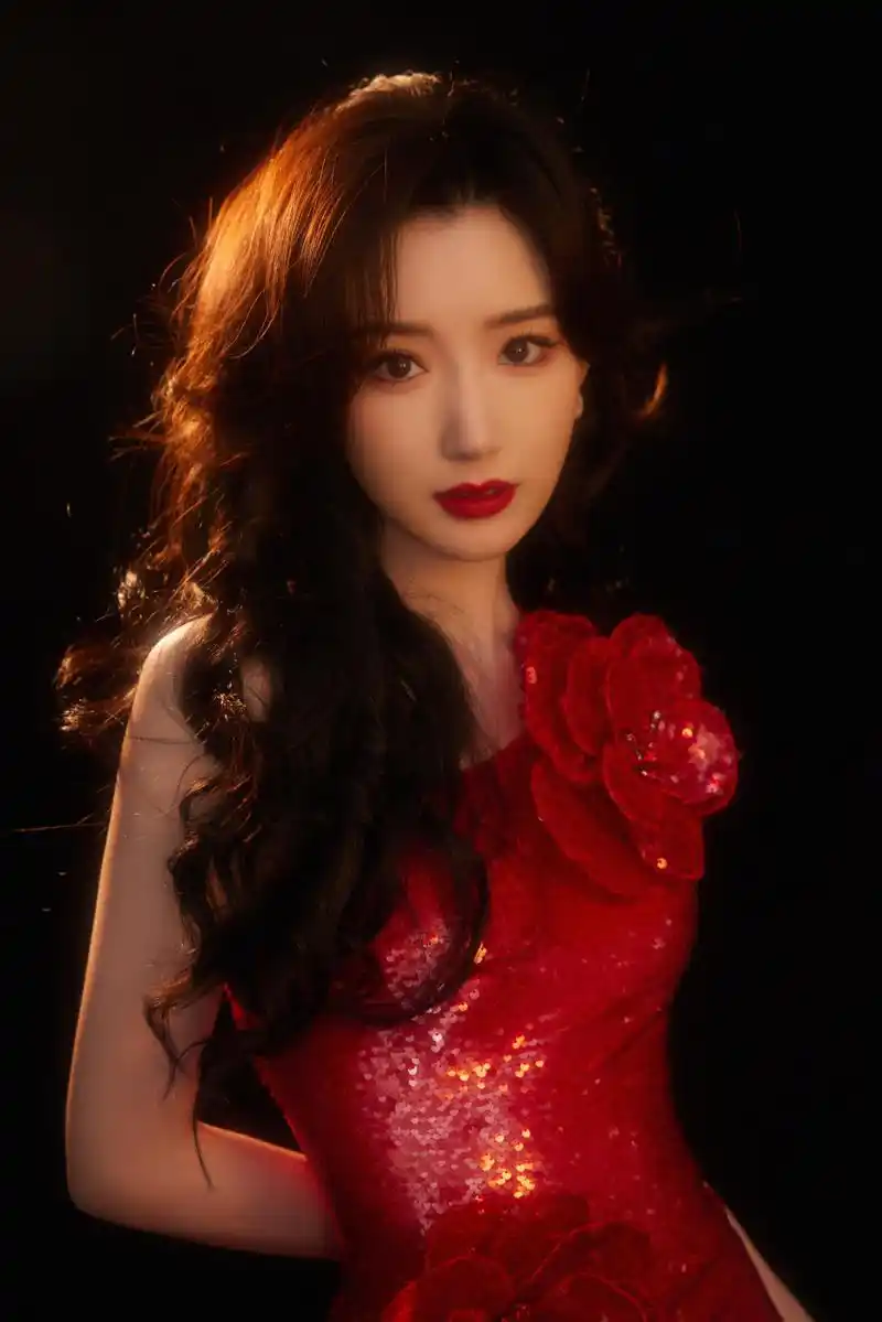 毛晓彤这件红色亮片礼服,看起来非常的精致奢华.