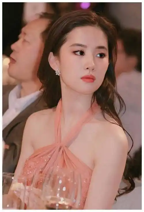 刘亦菲:从仙女到性感女神,时尚颠覆不容忽视!_个性__