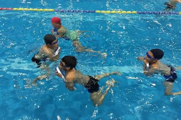 水中自救踩水技术