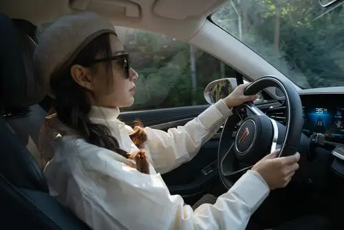 思怡负责开车,而我就可以在副驾席上专心飞无人机航拍了.