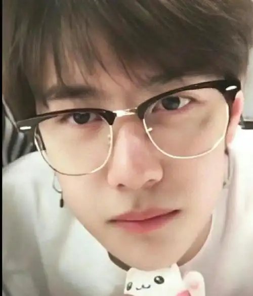 王一博等到粉丝1000万就露脸. 这是直播时说的话.