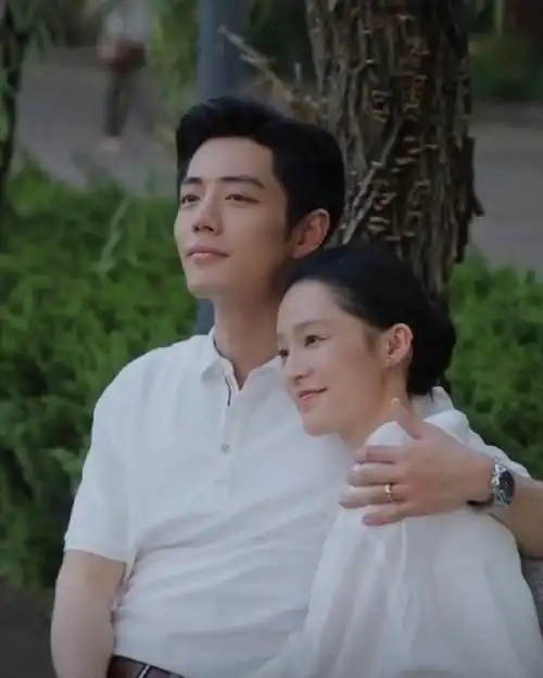 肖战李沁新剧疯狂上分##佟晓梅从照片的一角走到了正中央