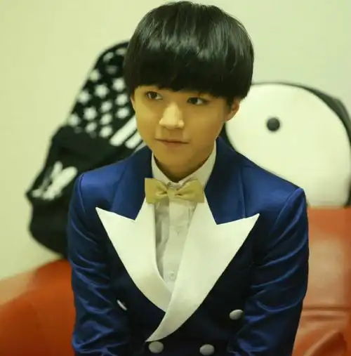 王俊凯超话还记得九年前今日,十四岁小小的你第一次身着盛装走上红毯