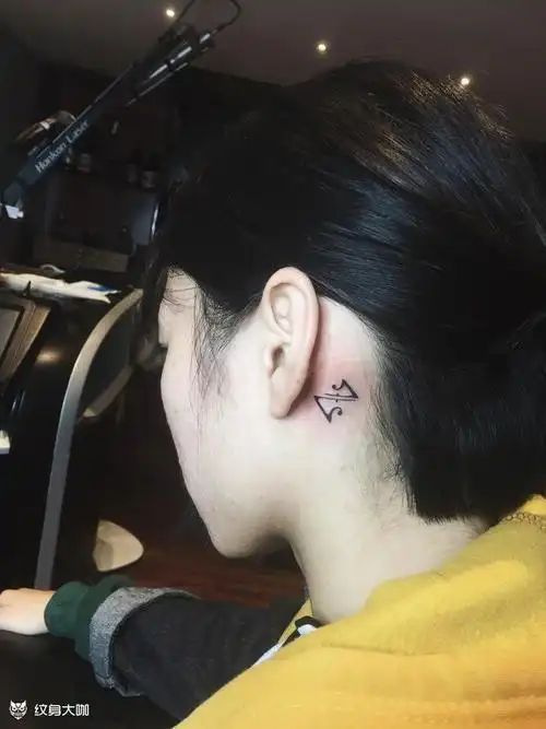 耳后小纹身z