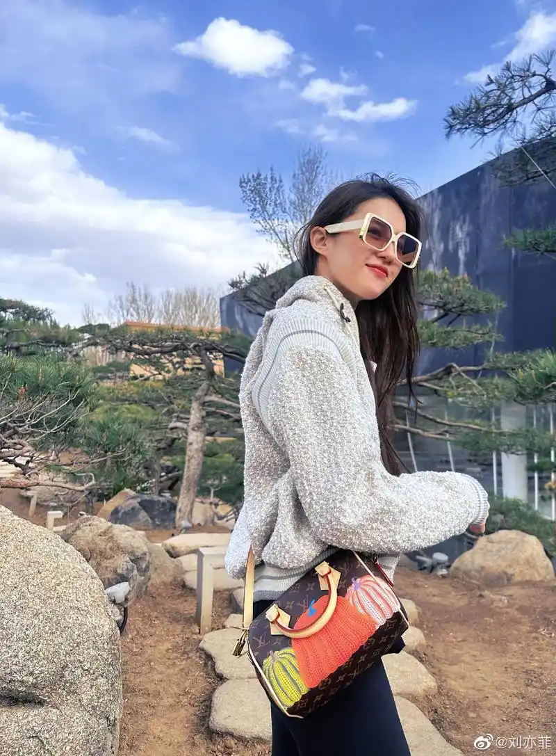 不管生活发生什么,都努力一路生花  #刘亦菲的身材和自律 - 抖音