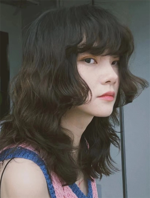 "导读:公主切卷发,流行的刘海之一,这一公主切搭配卷发的设计,甜美