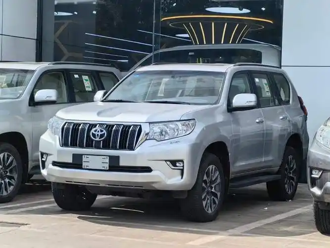 丰田霸道4000的前脸采用了尺寸更大的粗条进气格栅,搭配夸大的前保险