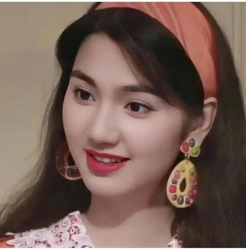 洪欣年轻时的照片展现出她的美丽,她拥有一头长长的秀发,皮肤白皙如雪