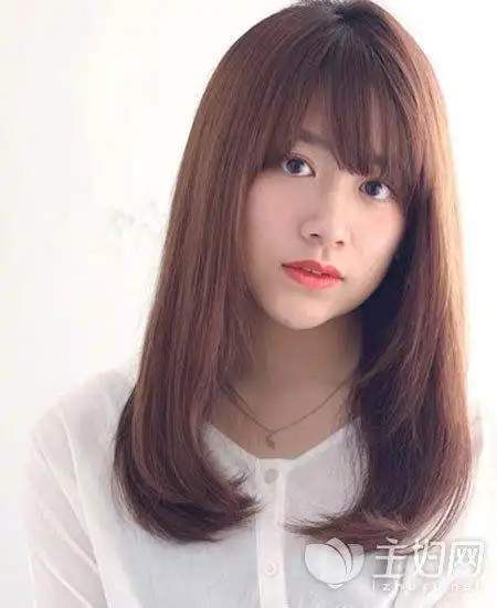 长发妹纸不妨尝试着为自己烫个卷发吧,微卷设计的长卷发发型简单易于