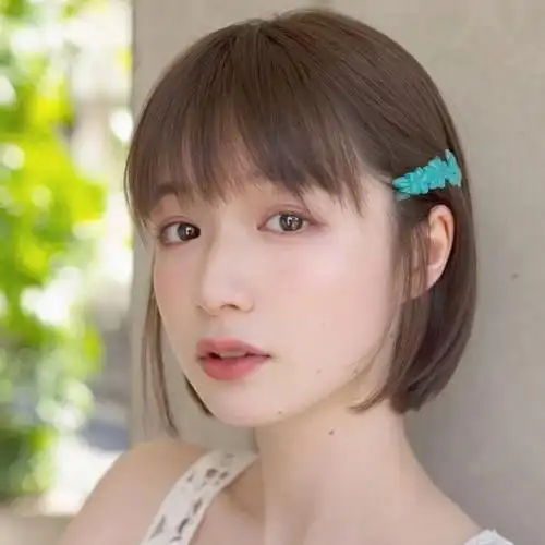 空气刘海可以达到减龄效果,圆脸女生可以用侧面碎发用来修饰脸颊两侧