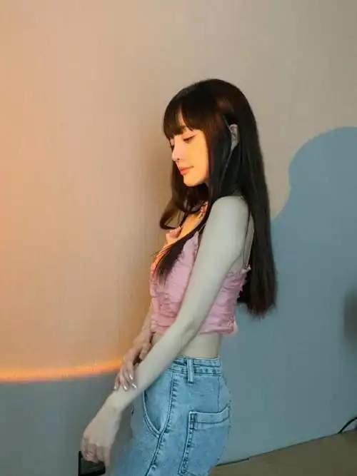 39岁李小璐穿吊带衫秀蚂蚁腰她是如何保持身材的