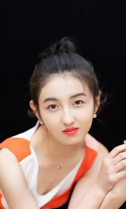 张子枫一组宣传美照身穿一款拼色连衣裙甜美清新