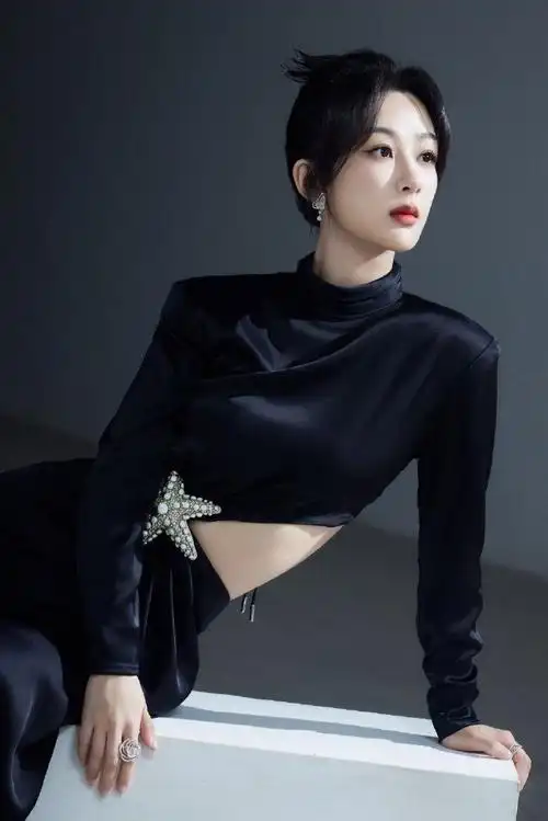 杨紫刘芊螢欣赏美不雌竞##杨紫刘芊螢 女艺人女强人##搜狐时尚盛典