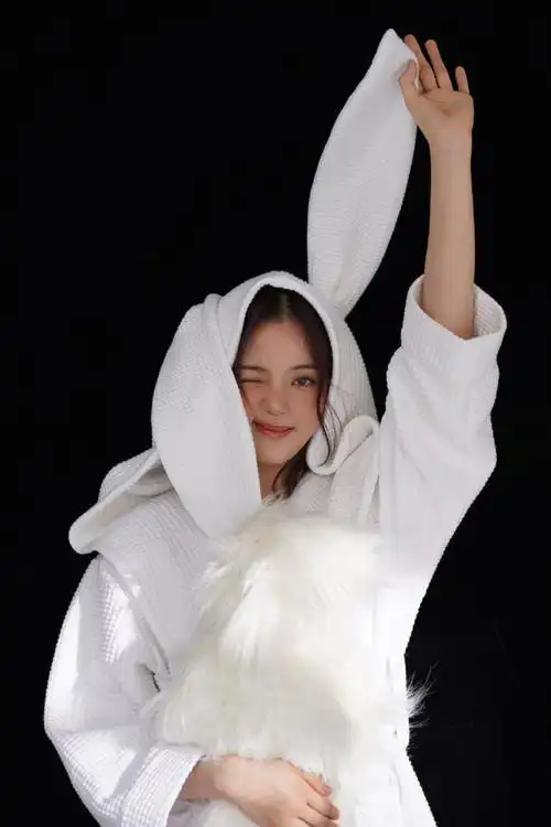 这溢出屏幕的可爱太爱了#欧阳娜娜白色兔子卫衣四宫格