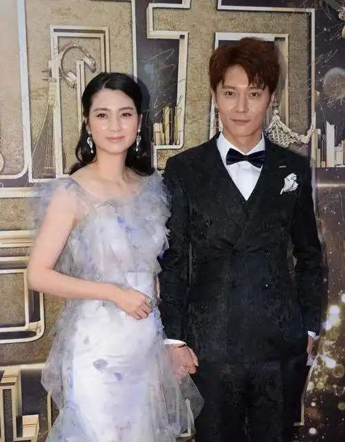 娱乐圈被一对姐弟恋的离婚消息刷屏了,这对"恋人"就是我们熟悉的洪欣