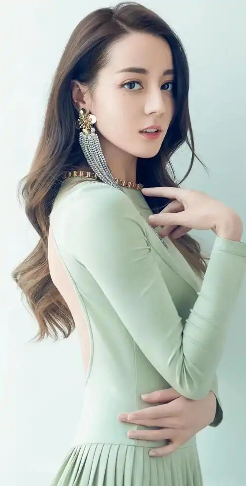 迪丽热巴,一位充满异域风情的美丽女性,以其独特的轮廓和迷人的眼神