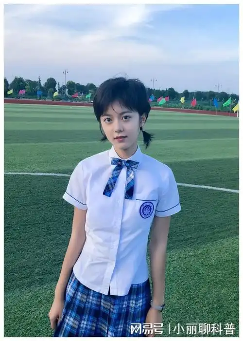 在剧外是文文静静的赵今麦.