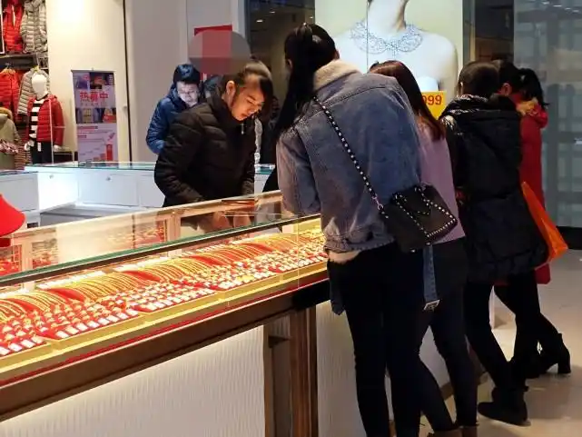 实拍:喜迎新年商场黄金首饰"惊爆价",市民"争相"抢购!