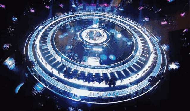 圆形舞台的风有点大,两个月后,东方卫视春晚的舞台也把舞台打造成了