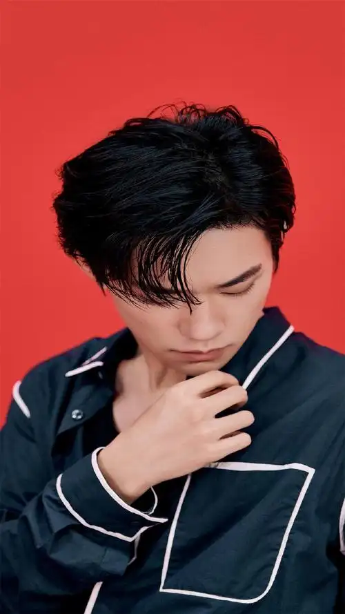 易烊千玺时尚帅气写真高清手机壁纸