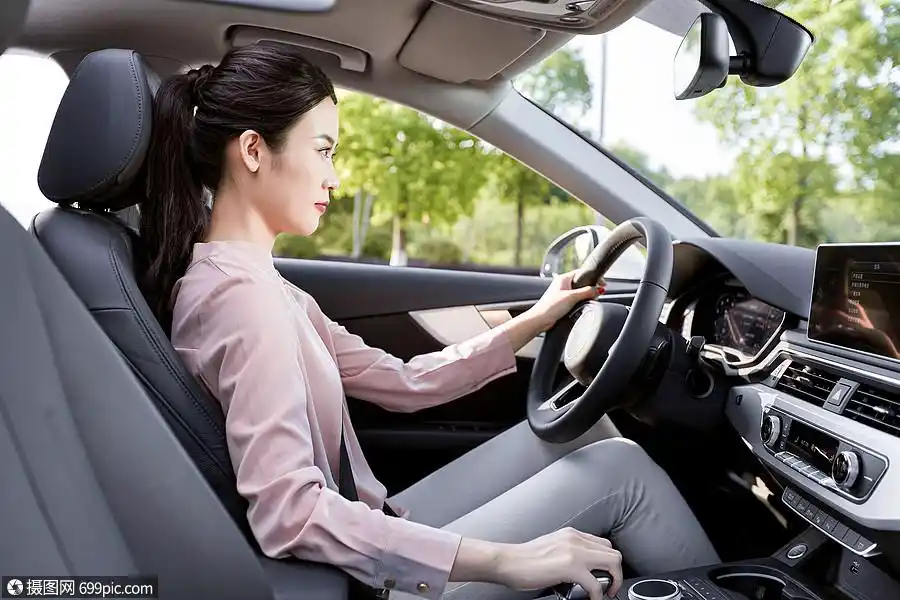 女性驾车