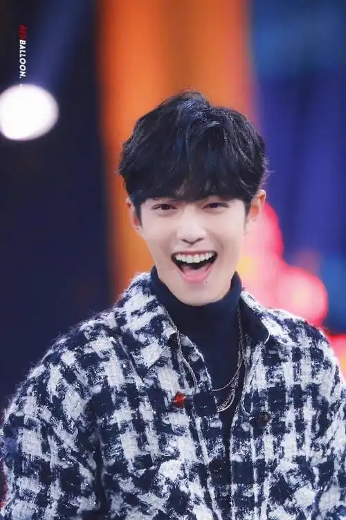 肖战##肖战正能量艺人#真挚又可爱,一笑甜开了花儿,尚好的宝!