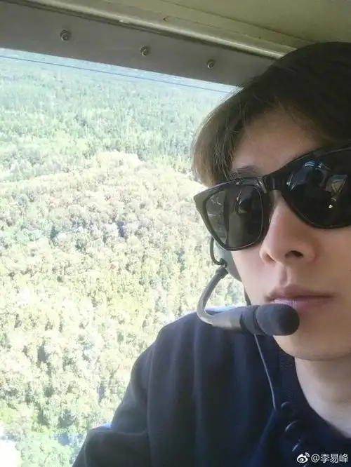 李易峰微博晒飞机上自拍 清爽帅气(图)