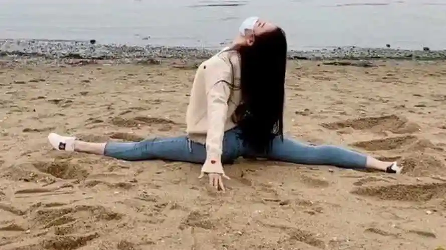 美女日常劈叉,一屁股坐下去,太牛了!