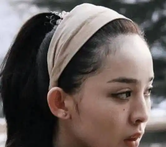 19岁娜扎纯素颜照,离开美颜滤镜,这就是所谓的最美艺考生?