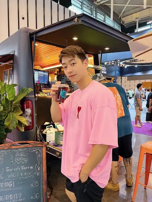 只想说"哇,好多人啊"(bushi98之前都是看到别人发肌肉男比赛抹油的