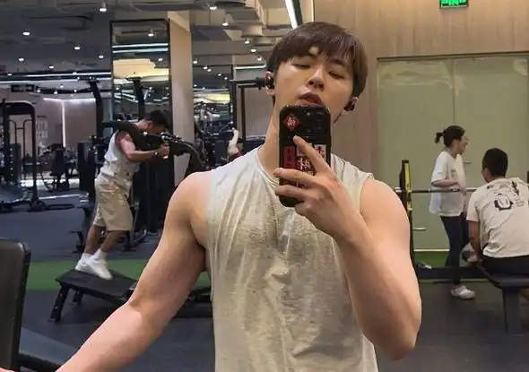 白鹿"圈内好友"张逸杰,回应过度举铁,狂晒肌肉照荷尔蒙爆棚