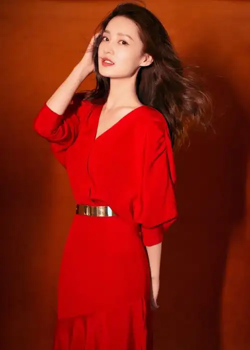 李沁身穿一袭红色低胸晚礼服,宛如娇艳红玫瑰__财经头条
