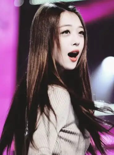 崔雪莉()1994年3月29日出生于韩国釜山,毕业于首尔表演艺术中学,韩国