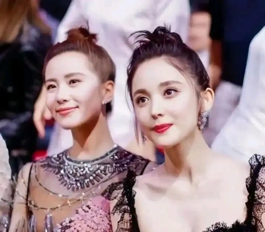 古力娜扎和刘诗诗两大美女同框,刘诗诗是娱乐圈公认的气质美女,但是