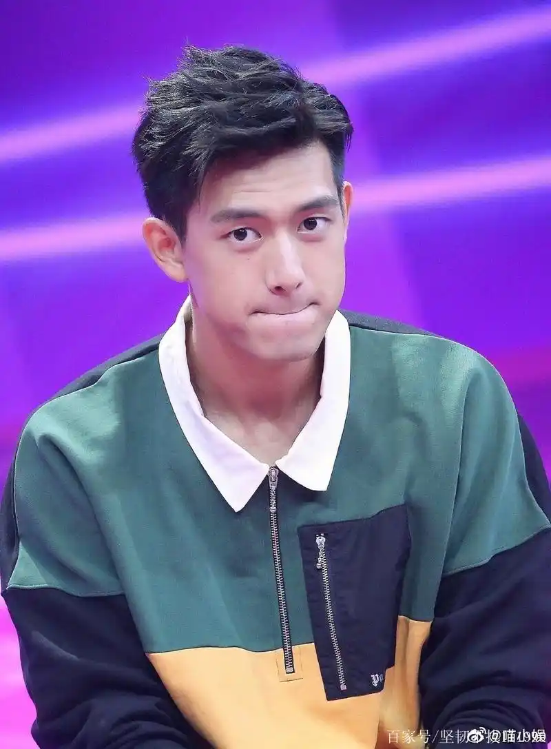 李现呆萌抿嘴小合集!每一张都是满满的少年感,简直可爱到犯规