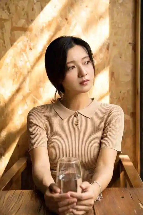 傅晶写真沐浴暖阳 "逆生长"颜值尽显魅力