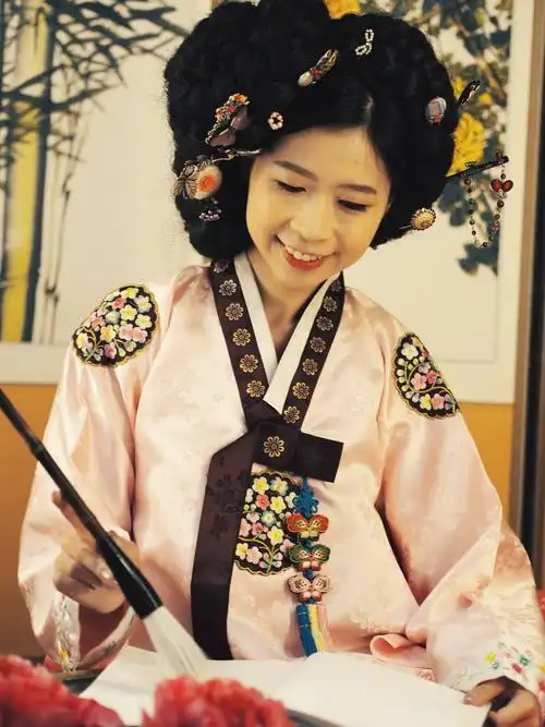 这里的服饰跟着 古代宫廷的身份来分类,单单女性的韩服就多达400多件