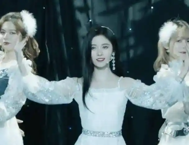 有种"整容"叫鞠婧祎变胖,巴掌脸秒变圆脸,男粉直言想原地脱粉_身材