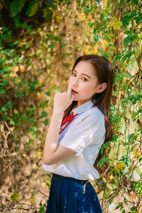 黑长直美女学生妹户外甜美阳光写真图片