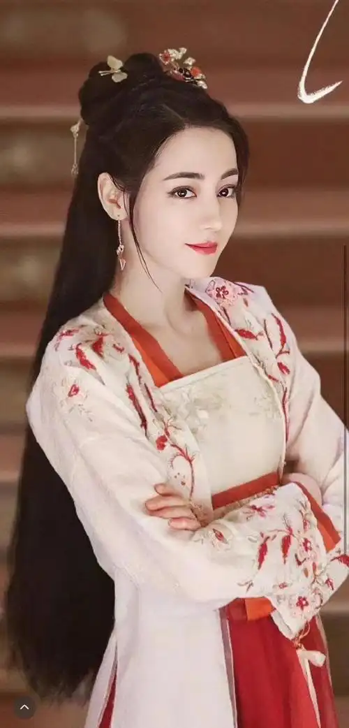 迪丽热巴白色开衩裙的造型,实在是太迷人了|古装|美女_网易订阅