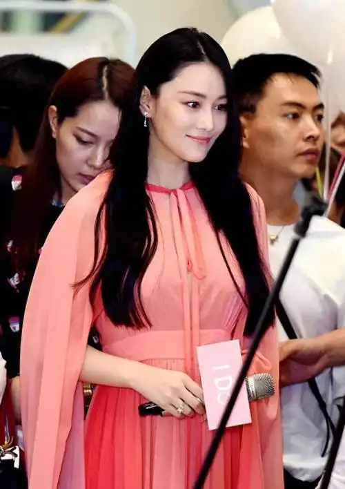 张馨予长发才最美穿粉色连衣裙化身粉红佳人女的看见也被迷住