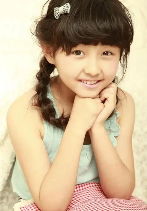 aposapos国民妹妹aposapos张子枫5岁北漂11岁打败胡歌出道15年零绯闻