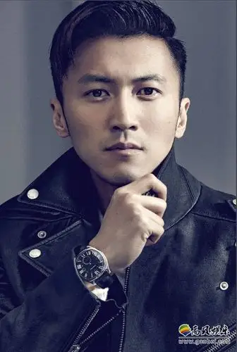 谢霆锋趴在长桌上,一手托腮,和众学员一起在认真学做甜品,侧颜非常的