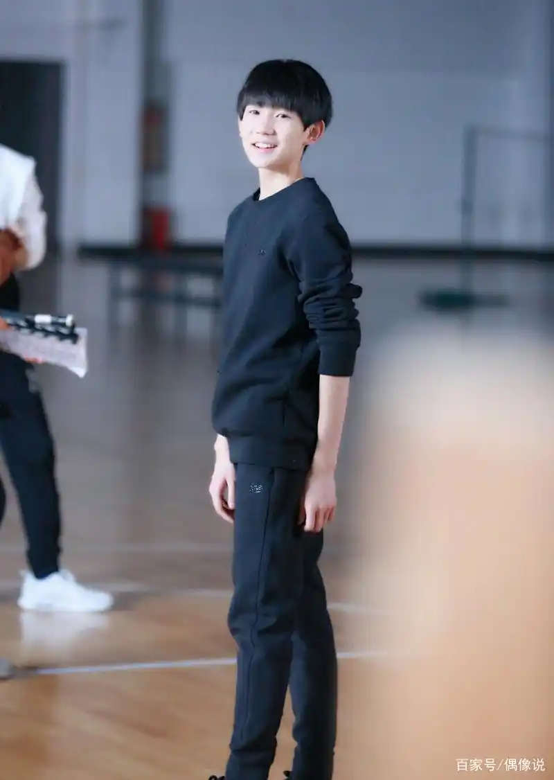 王源任敏《灿烂》同框路透,眼神对视氛围感拉满,王源再现锅盖头